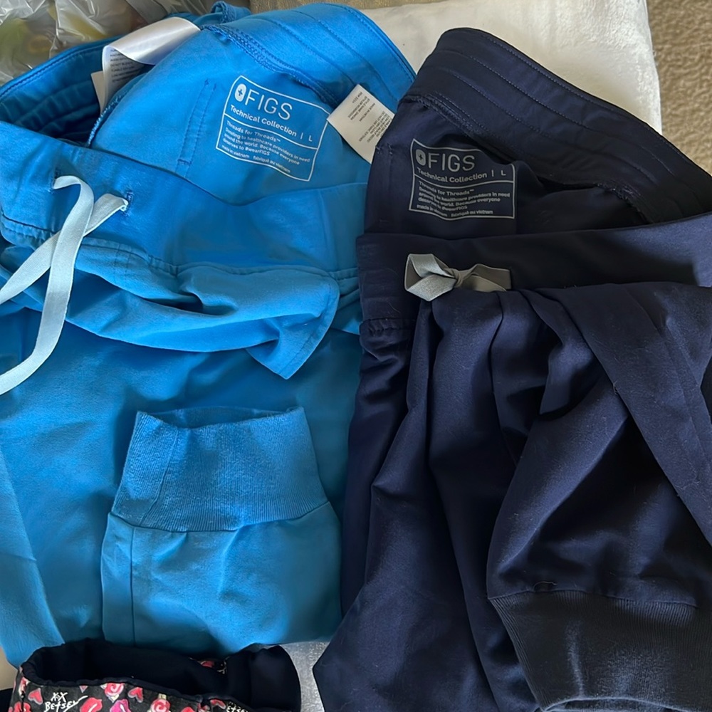 FIGS NAVY JOGGER AND TOP LOT SIZE L
